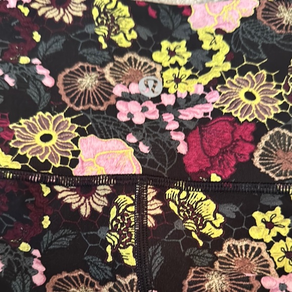 NWOT Lululemon Wunder Under Crop (Hi-Rise) 21" in Fluorolace Multi size 4 - Picture 4 of 6